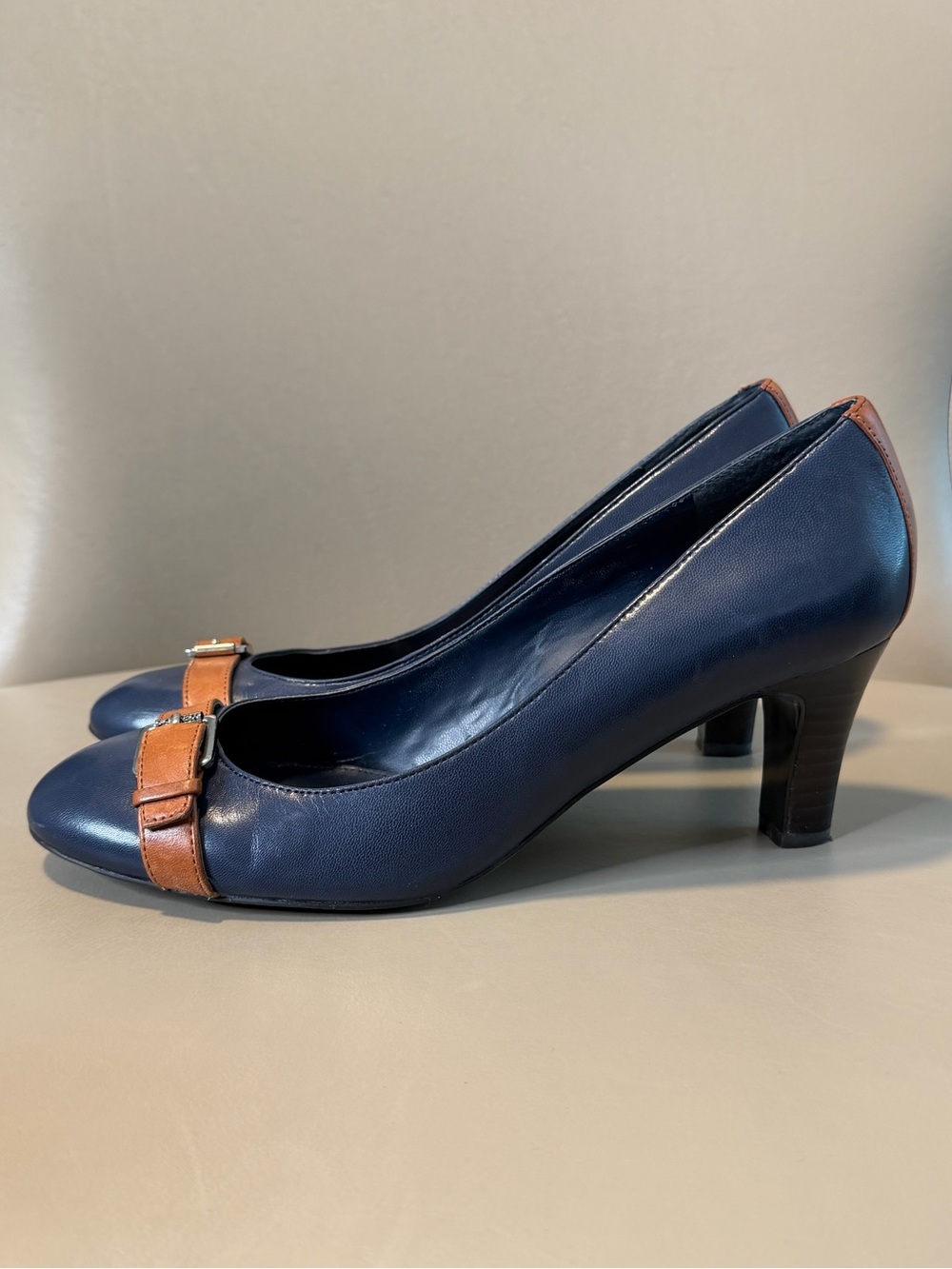 Lauren Ralph Lauren Saffron Navy Leather Round Toe Classic Pump. Size 9. - Picture 2 of 13